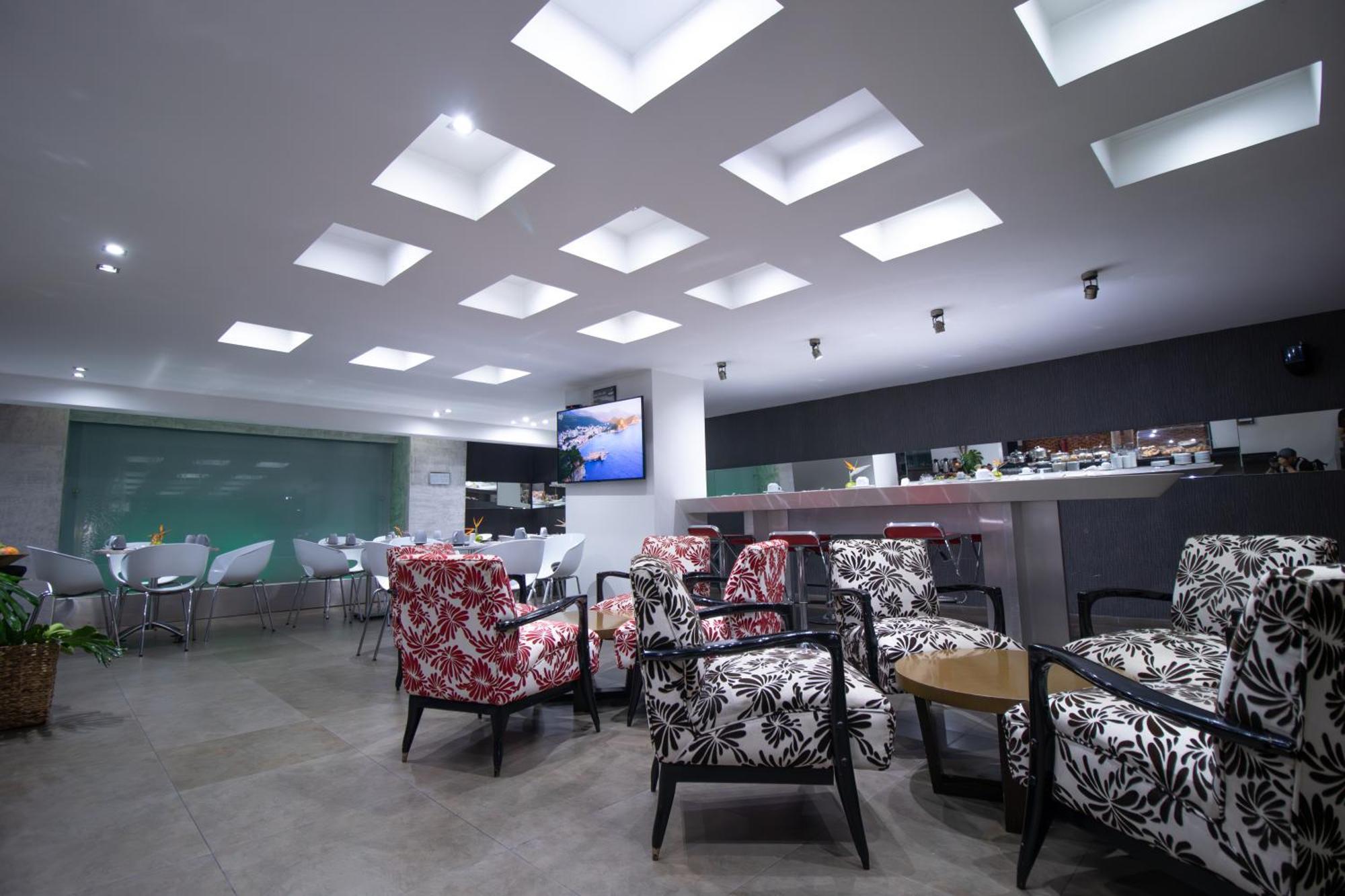 San Simon Hotel Pereira By Soratama Luaran gambar The lounge at the airport.